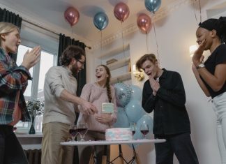 Gender reveal parties cost expecting parents a whopping £2.5k!